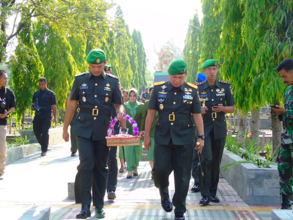 Hari Juang TNI AD, Dandim Solo Ikuti Ziarah Rombongan Di TMP Jurug 01