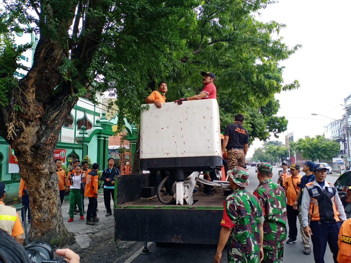 Cegah Bahaya Pohon Tumbang, TNI Bersama OPD Pemkot Surakarta Laksanakan Pemangkasan Ranting Pohon.