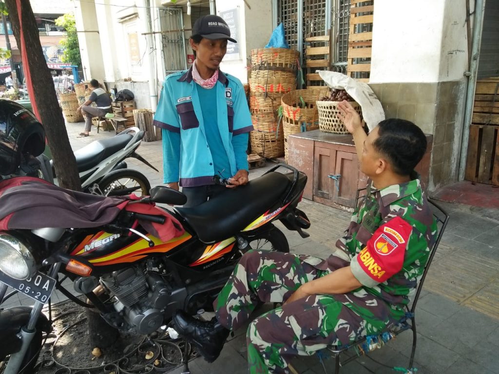 Cegah Curanmor Babinsa Koramil 04/Jebres Berikan Arahan Juru Parkir