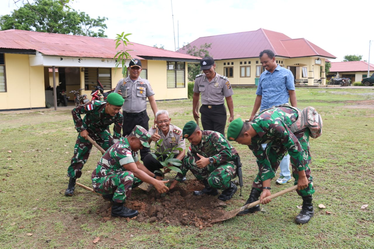 Dukung Penghijauan, Satgas Yonif MR 411 Kostrad Ikuti Penanaman 100 Pohon di Polsek Bupul