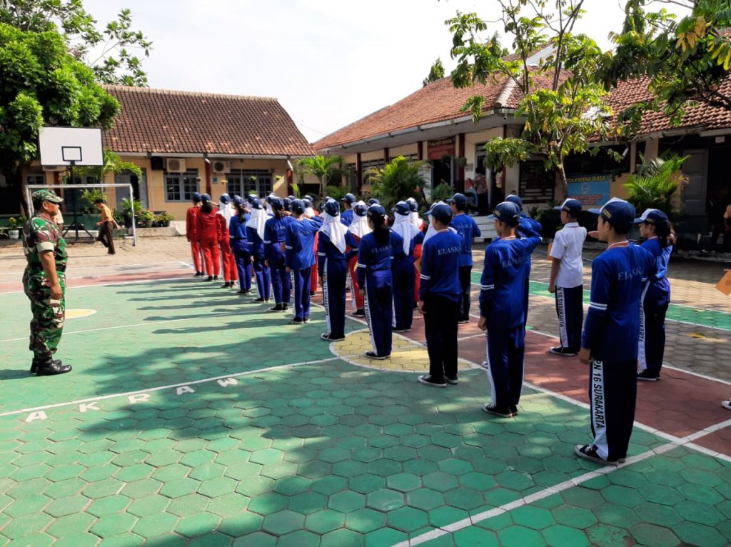 Tingkatkan Disiplin Siswa Siswi SMPN 16 Surakarta Pelda Yasir Latih PBB