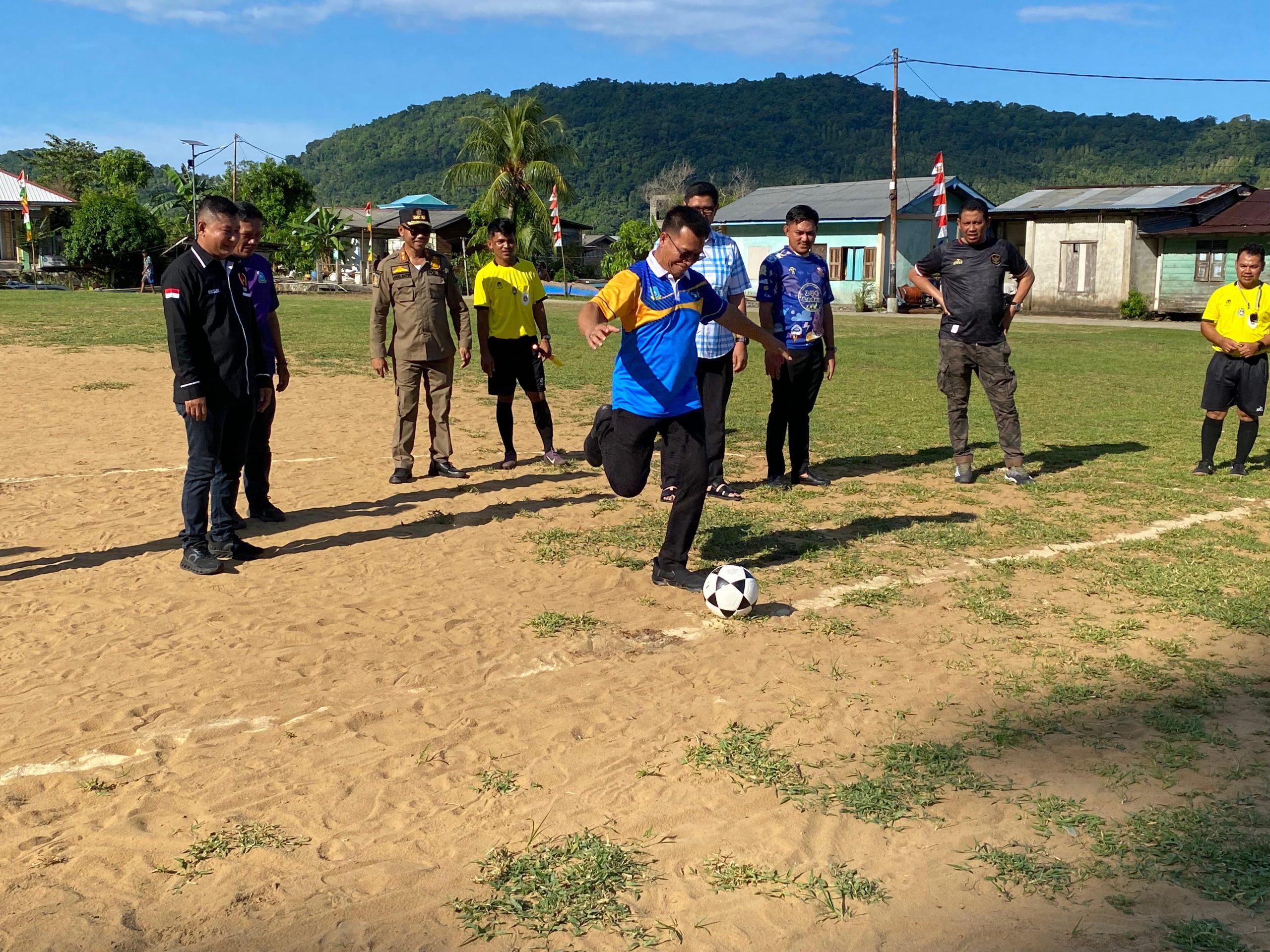 Bupati Aneng Saat Melakukan Tendangan Pertama